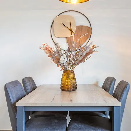 Lägenhet With Cosy Sunny Terrace *