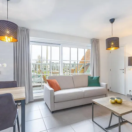 With Cosy Sunny Terrace ميدل كيرك